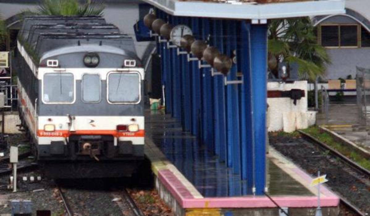 La línea Algeciras-Bobadilla a su paso por la estación de la ciudad campogibraltareña