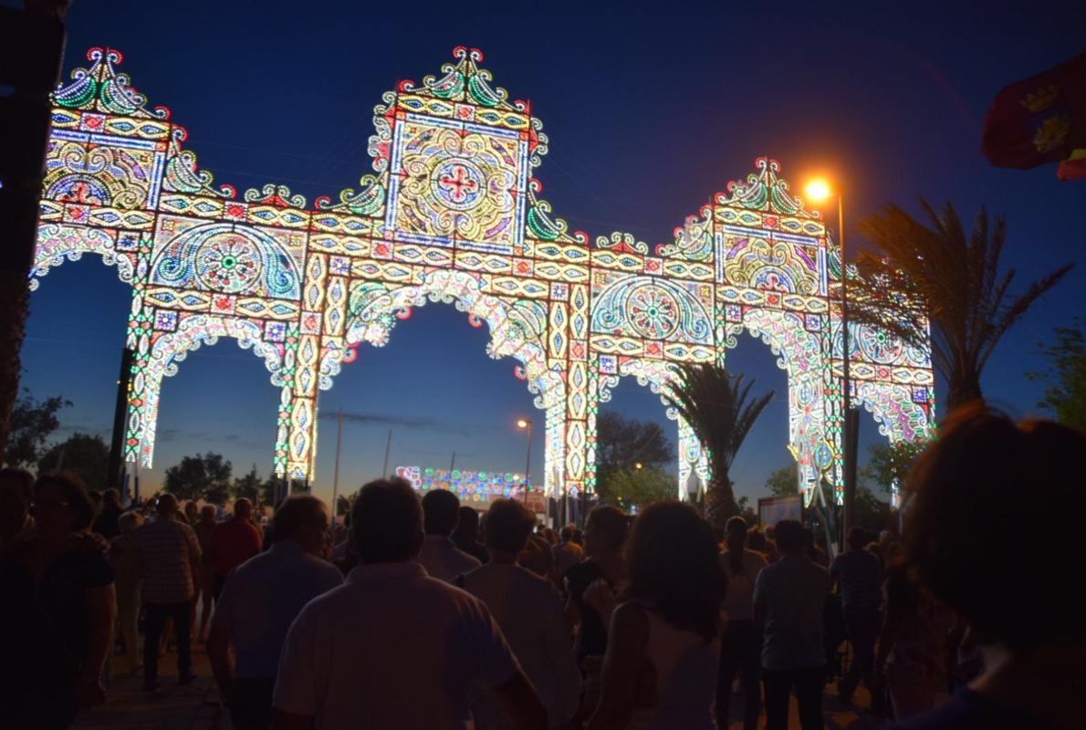 Momento del encendido de la portada de la Feria 2017