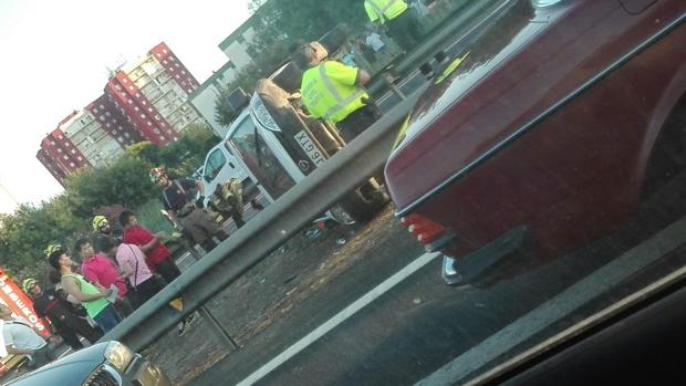 La furgoneta volcada en la mediana de la carretera de Montequinto