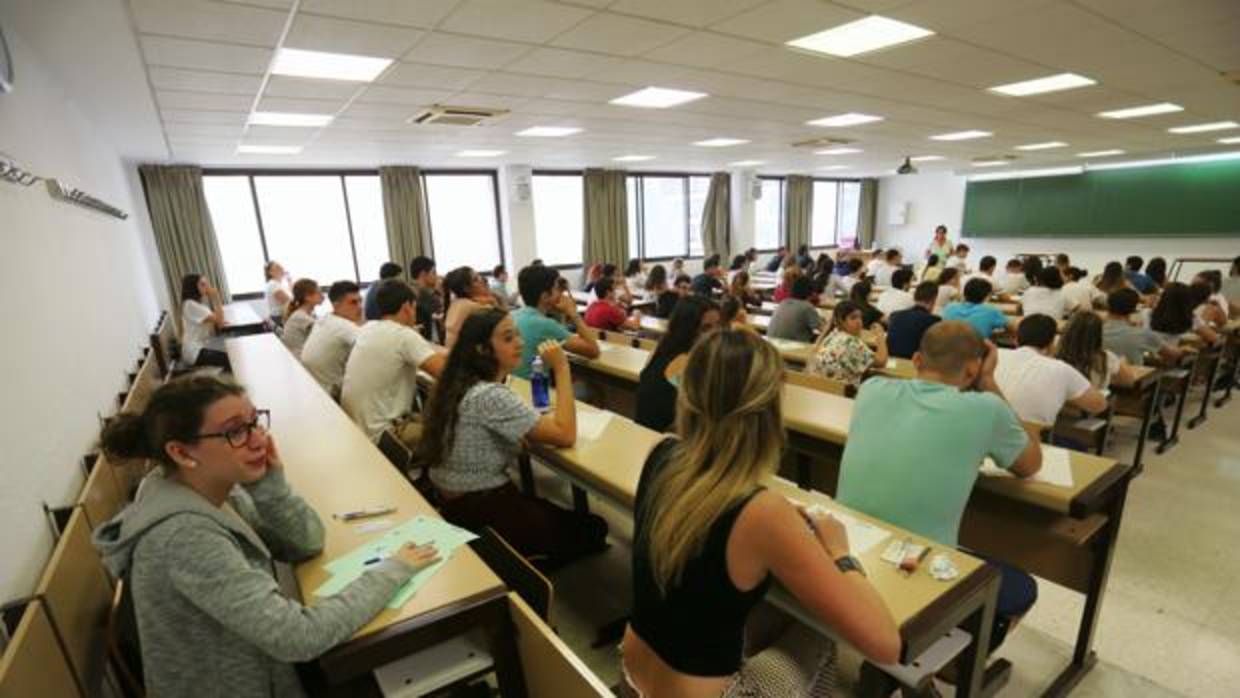 Estudiantes, durante el examen de Selectividad