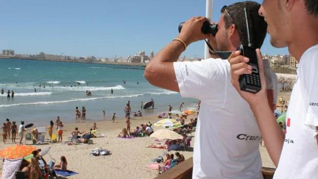 Varios socorristas vigilan las playas de Cádiz