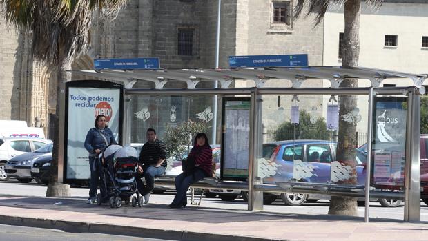 Usuarias esperan el autobús urbano de El Puerto