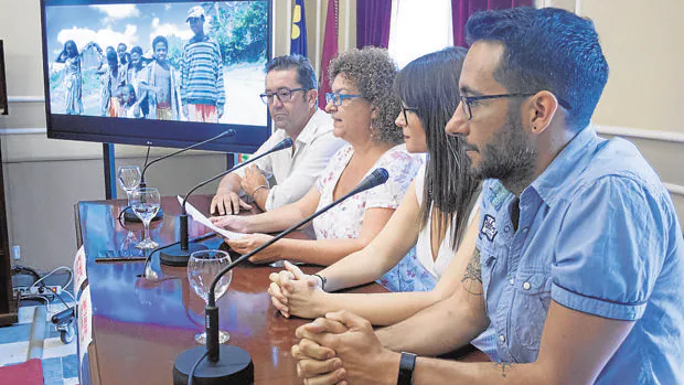 La edil Eva Tubío junto a los organizadores del festival 'Cádiz solidaria'