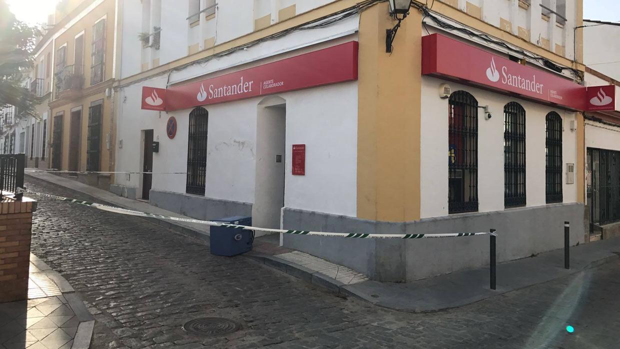 La caja fuerte que intentaba ser robada a las puertas de la sucursal bancaria del centro de Guillena