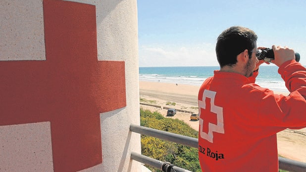 Un socorrista vigila las playas de Cádiz