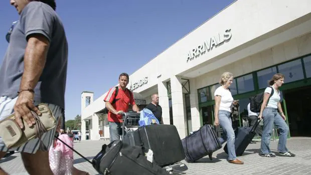 Llegada de turistas al aeropuerto de Jerez