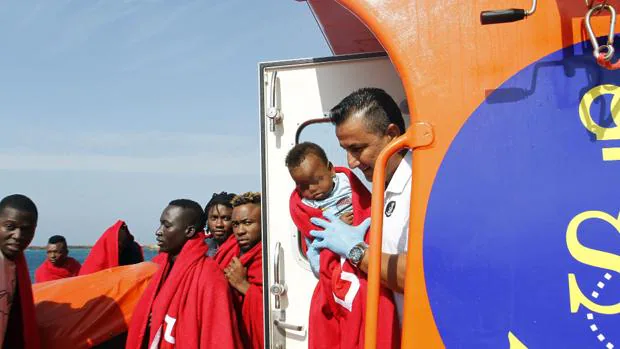16 inmigrantes rescatados a bordo de dos pateras en Tarifa el año pasado