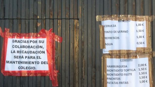 Cartel colgado en el colegio Cecilio Pujazón ante su situación.