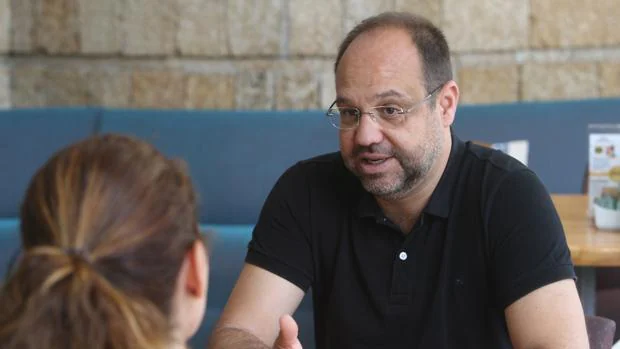 El profesor Antonio Díaz durante la entrevista.