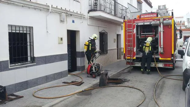 Los dos bomberos que acudieron al incendio declarado este miércoles en una casa de Los Palacios