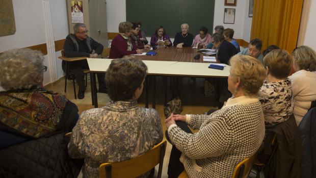 Las reuniones se realizan en un aula cedida por la parroquia.