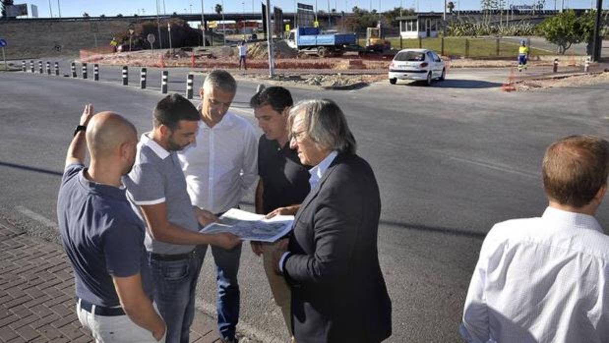 La nueva glorieta de acceso a Bodega Las Copas y Tanatorio estará lista para final de julio