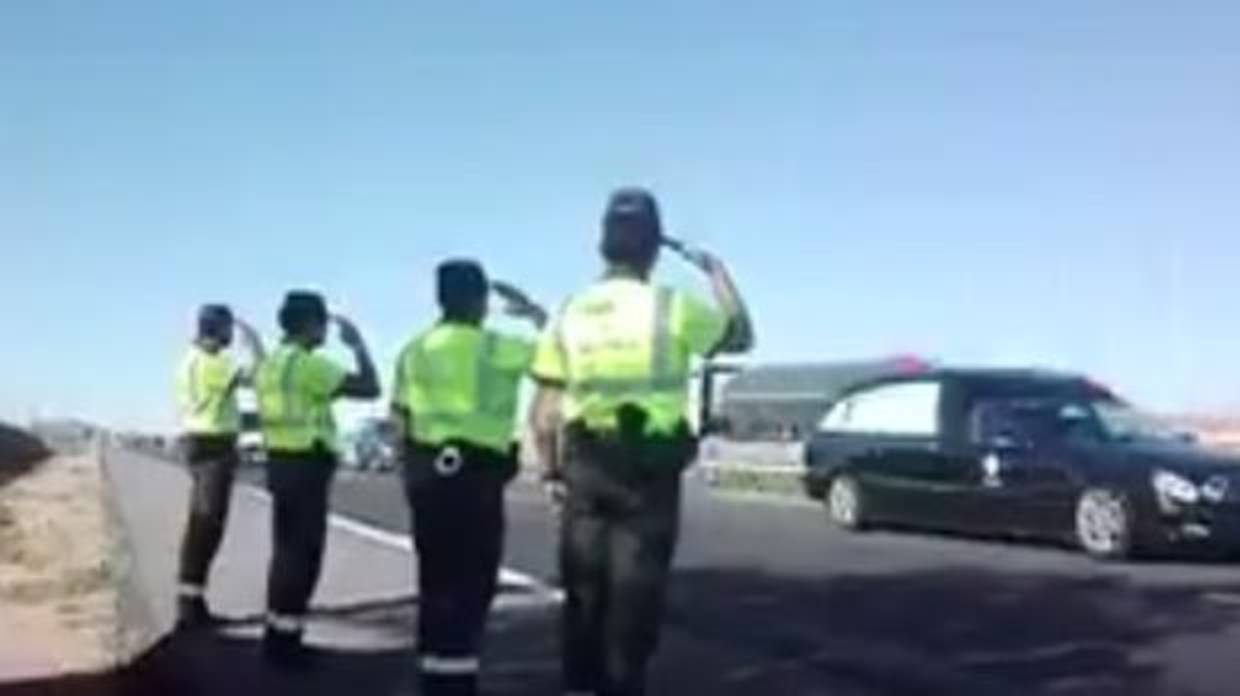 Compañeros de Tráfico saludan al paso del cortejo fúnebre.