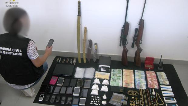 La Guardia Civil ha incautado droga, dinero en efectivo, joyas y diversas armas blancas y de fuego al clan loreño