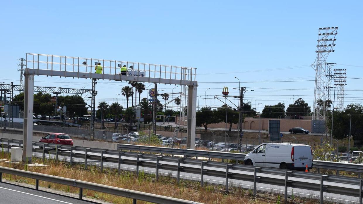 Instalación del nuevo radar de tramo en el entorno de Bahía Sur.