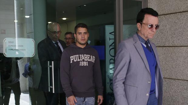 Jose Ortega Cano con su hijo José Fernando en los juzgados de Madrid