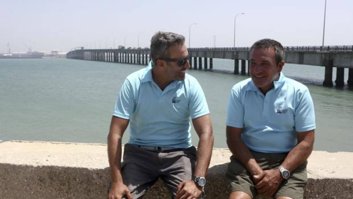 José Luis y Andrés, los dos trabajadores de Elcano que sacaron del agua al conductor.