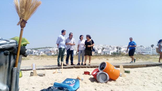 La campaña de concienciación sobre playas y pantanos de la provincia arranca en Conil