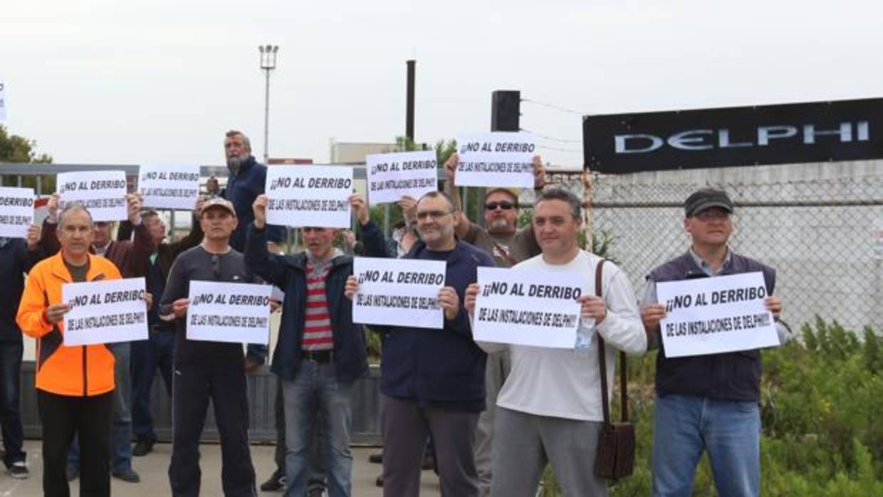 Protesta de los extrabajadores cuando conocieron la orden de derribo de la planta