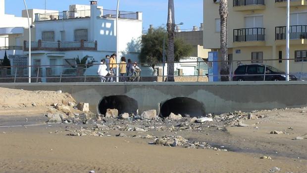 Ecologistas izan la bandera negra en la playa urbana de Sanlúcar