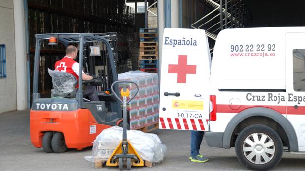 Imagen de la distribución de alimentos por parte de Cruz Roja Española.