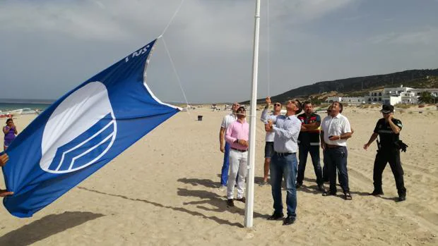 Izado de la Bandera Azul en Zahara de los Atunes.