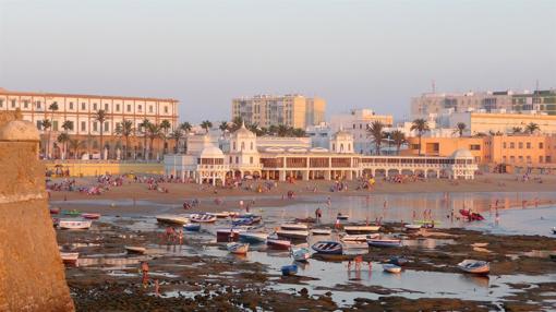 Diez playas de Cádiz para hacer turismo cultural sin mover la sombrilla