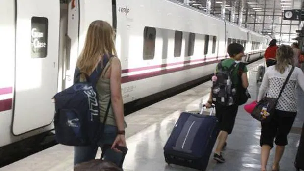 Viajeron del tren Alvia en la estación de Cádiz