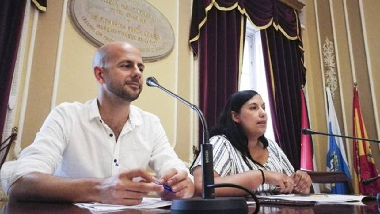 Álvaro de la Fuente, junto a Ana Fernández en la rueda de prensa.