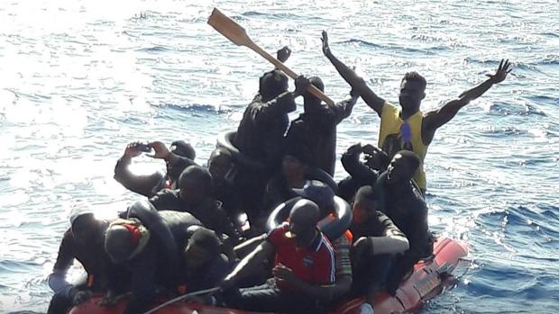 Imagen de loas personas rescatadas cerca de Tarifa