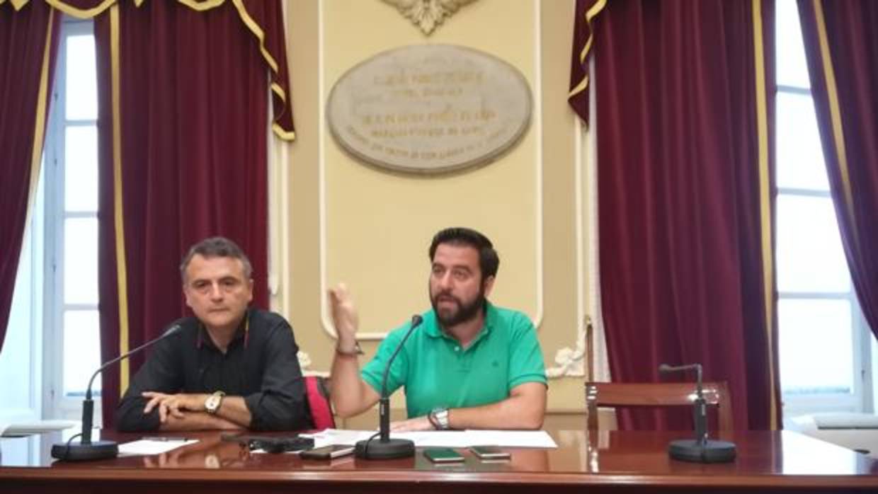 Los socialistas Fran González y Juan Cantero durante la presentación de la moción.