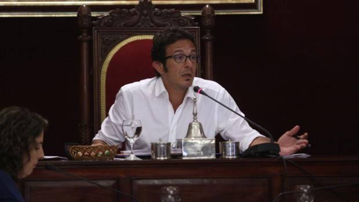 El alcalde, muy molesto por las declaraciones de la edil de Ciudadanos María Fernández Trujillo.