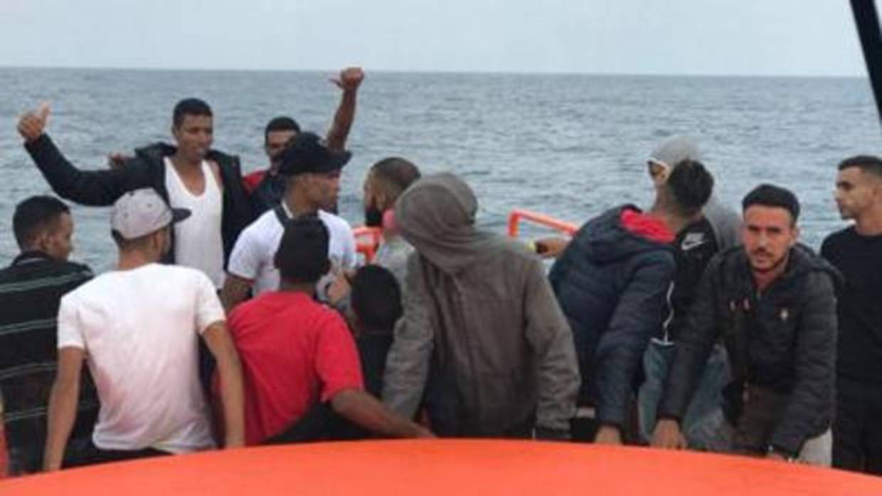 Rescatan tres pateras con 60 personas y buscan una cuarta en el Estrecho