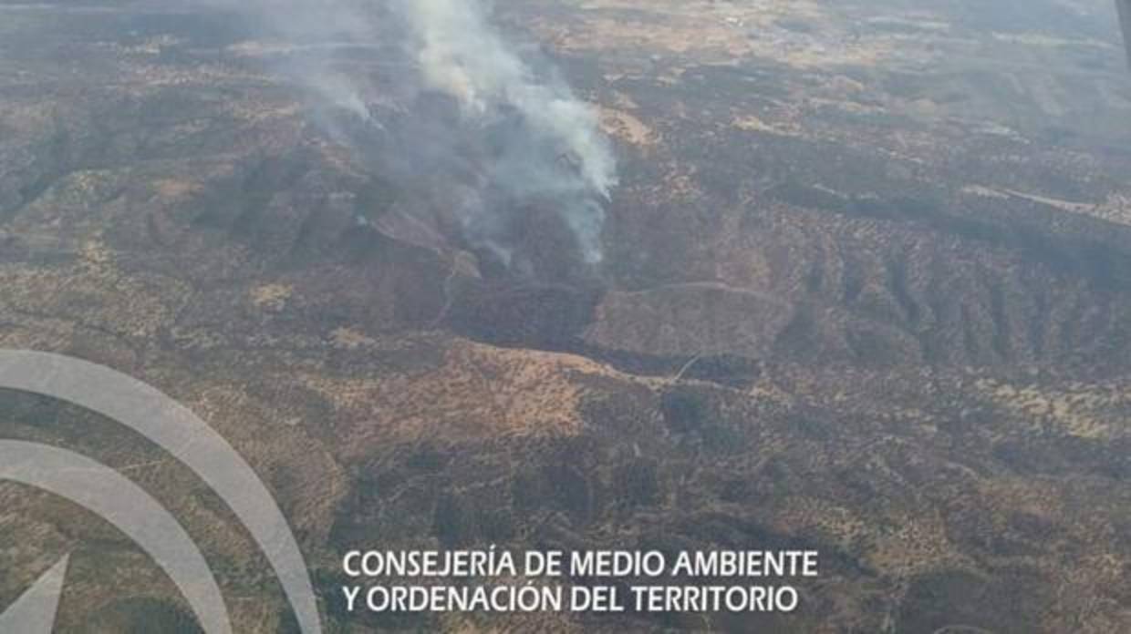 Imagen facilitada por la Consejería de Medio Ambiente del incendio de Guadalcanal