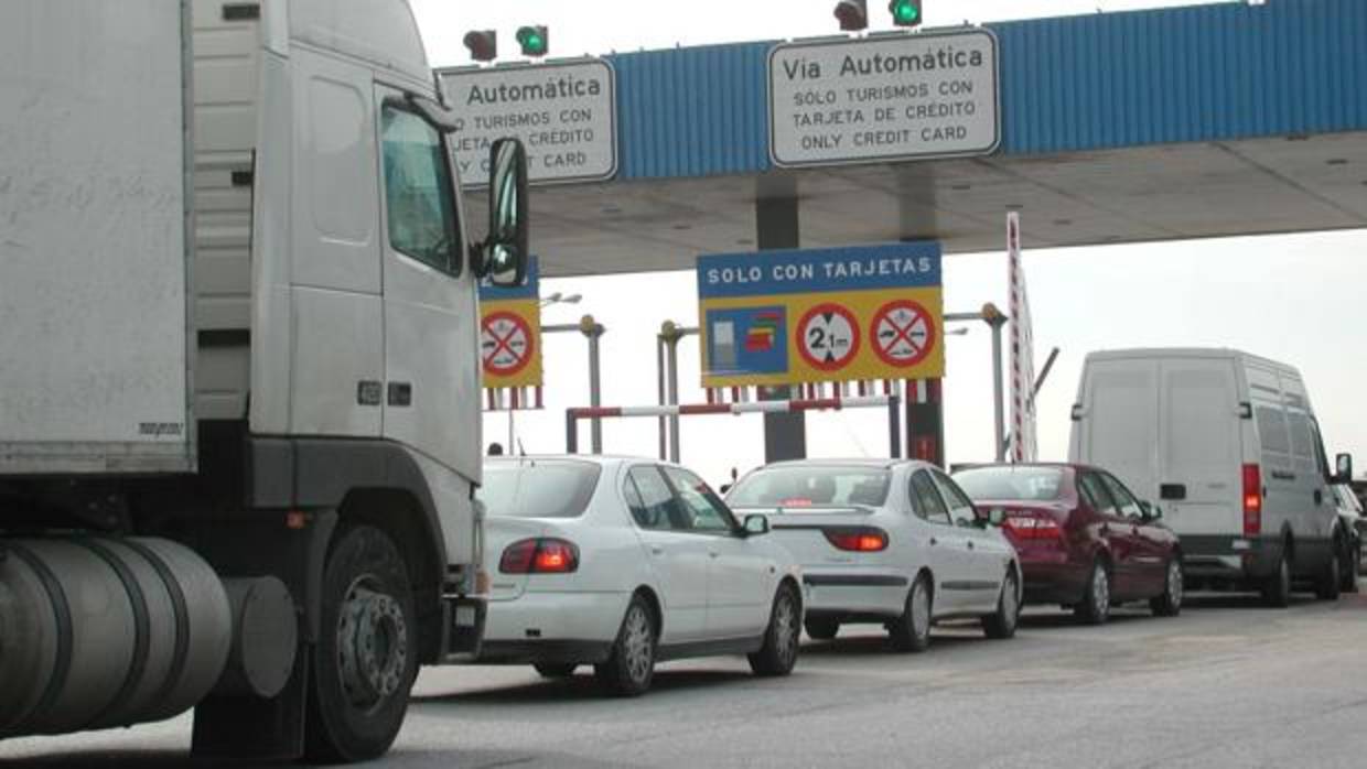 Vehículos en cola para abonar el peaje de Sevilla-Cádiz