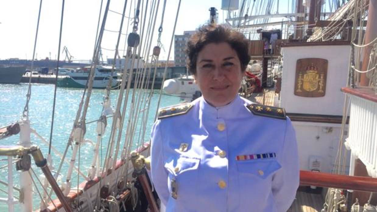 La teniente coronel médico Martínez en la cubierta del Elcano.