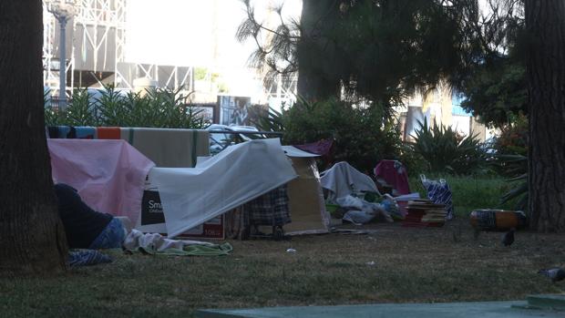 Varias personas sin hogar han acampado en los jardines de Canalejas.