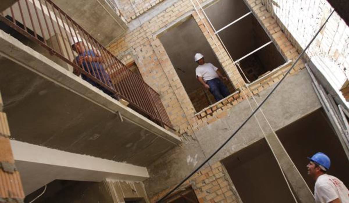 Imagen de archivo de trabajadores en la construcción