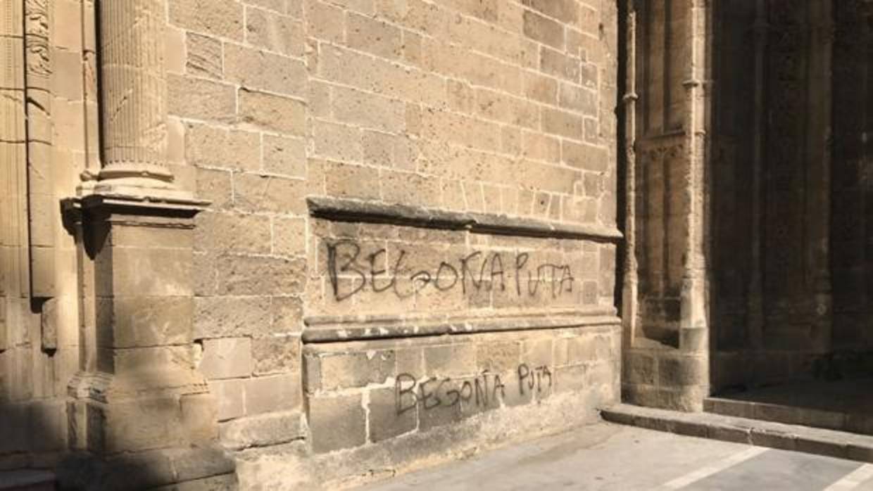 Una de las pintadas realizadas en la fachada de la iglesia San Miguel