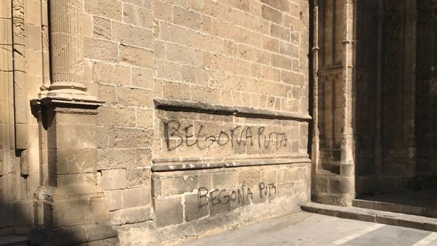 Pintadas machistas en Jerez a cuenta de una decisión sobre el turismo