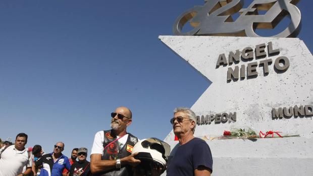 Admiradores despiden en moto a Ángel Nieto en el Circuito de Jerez