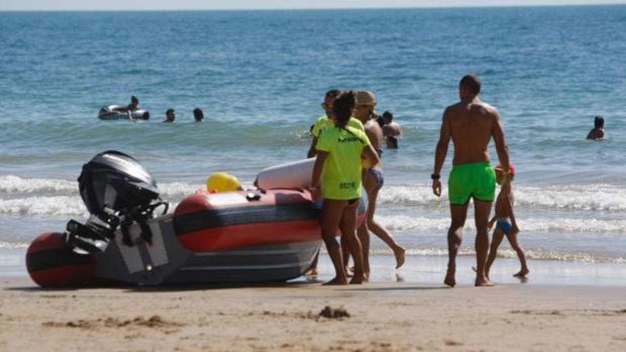 La Policía Local está ayudando a remolcar las lanchas de salvamento.