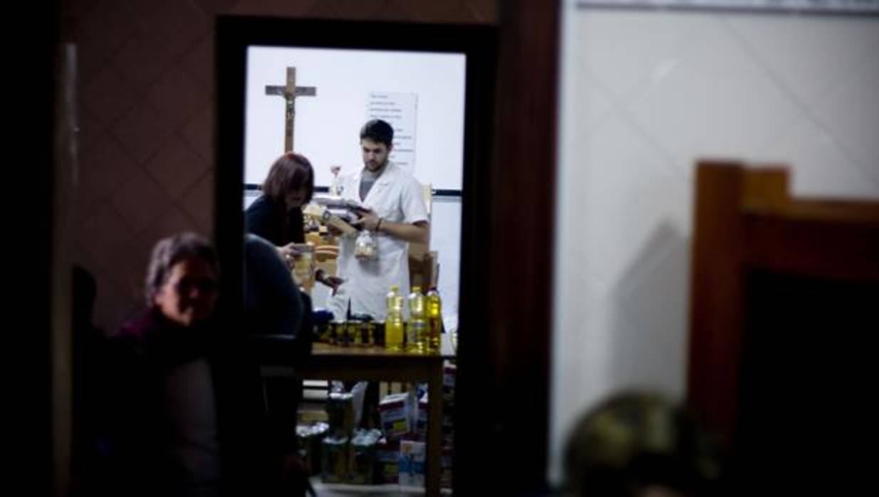 Reparto de alimentos en un centro social de Cádiz