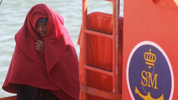 Rescatados tres marroquíes en una embarcación tipo 'toy' en Tarifa