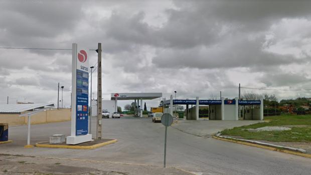 Atraca una gasolinera con cuchillo en Carmona y roba un coche a una joven para huir