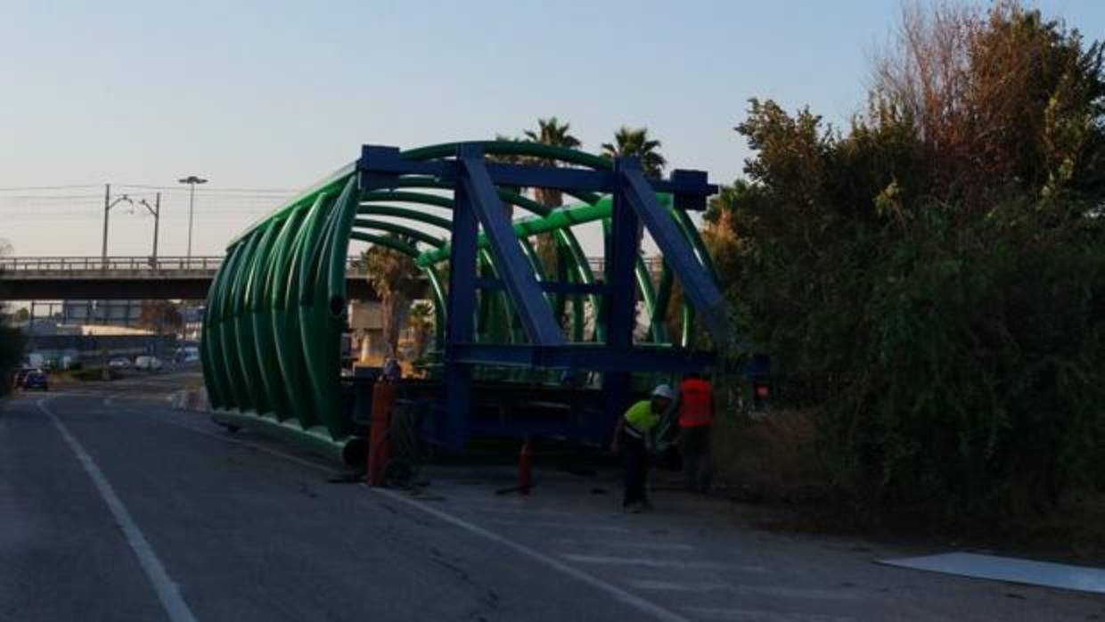 La instalación de la pasarela entre Tablada y San Juan ha sufrido numerosos retrasos