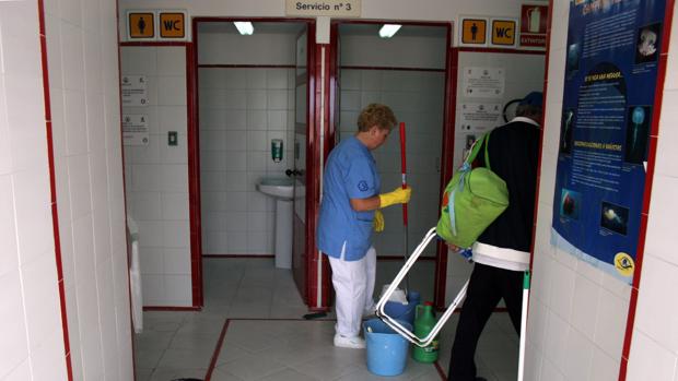 Los trabajadores de los módulos de las playas preparan un plante contra su comité de empresa