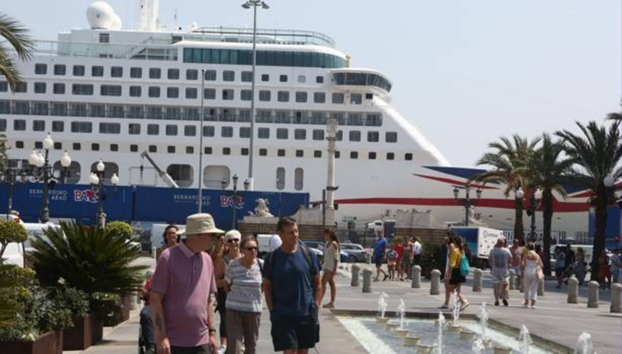 Los muelles de Cádiz, punto de partida para viajeros andaluces