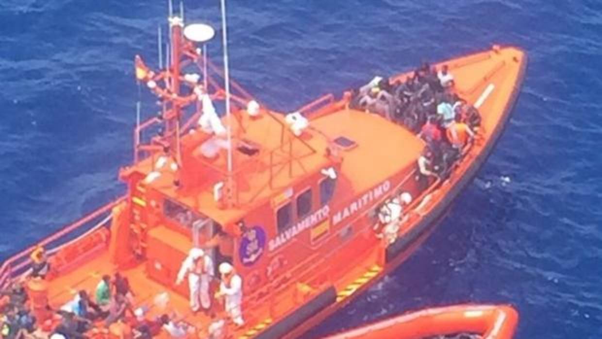 Llegan al puerto de Tarifa 39 inmigrantes, 16 menores, rescatados de una patera