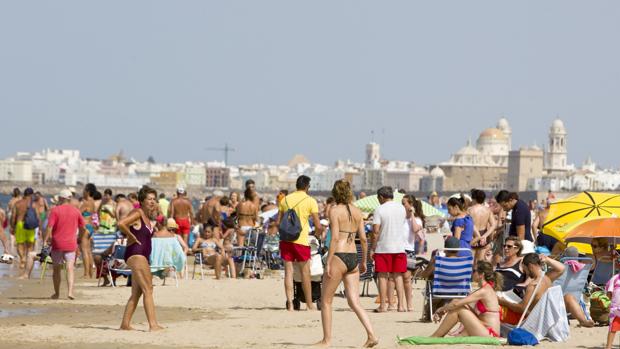 Muere ahogado un hombre de 86 años en la playa Victoria, en Cádiz